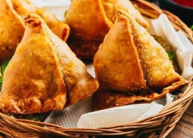 Vegetable Samosa ( 2 pcs per order).